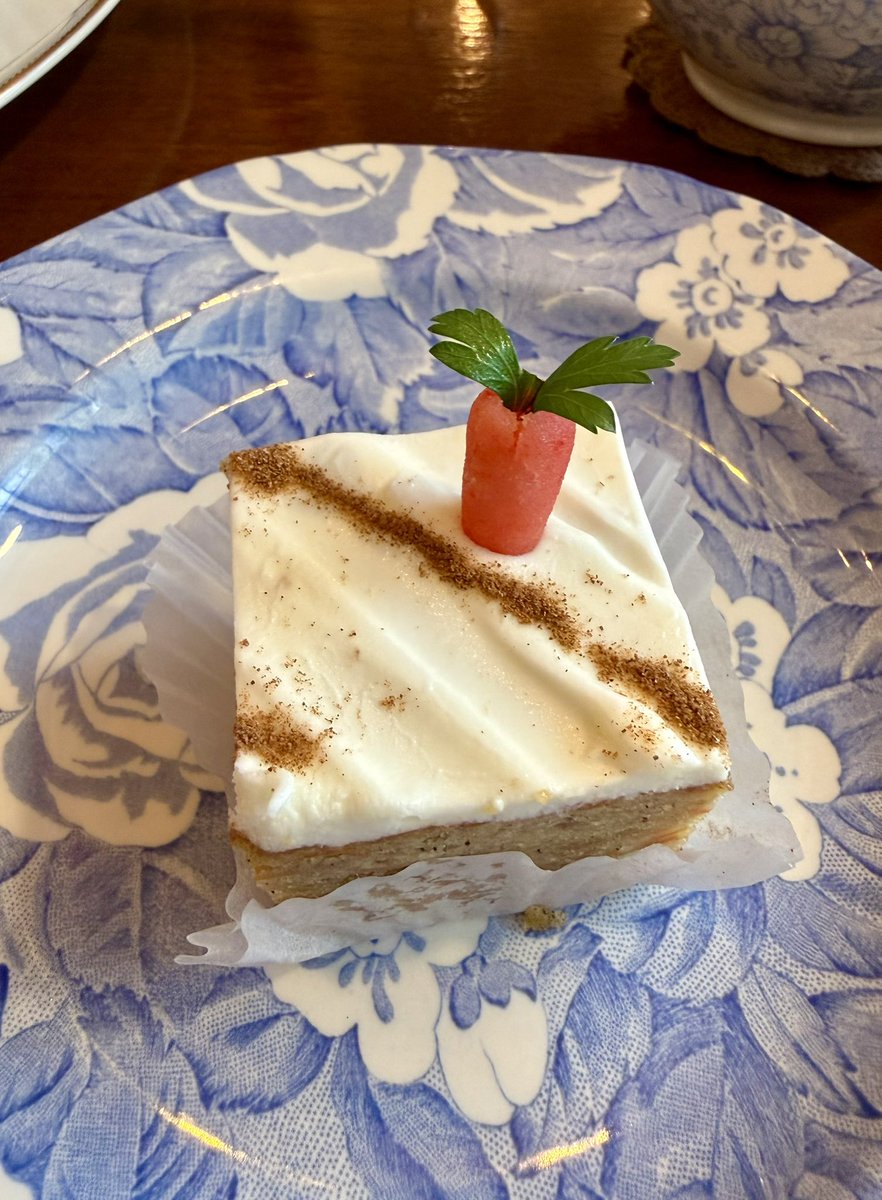 suama_otome's tweet photo. 先日、タイニートリアティールームさんでイースターアフタヌーンティーをいただいてきました🥕🐰相変わらずどれも丁寧に作られていて美味しくて、店員さんの気遣いも素晴らしくて大好きな空間です。10周年記念のクッキー缶もお迎えできて嬉しい。毎日ちょっとずつ食べてはこの日を思い返してる☺️🫶 https://t.co/YivsZj29US