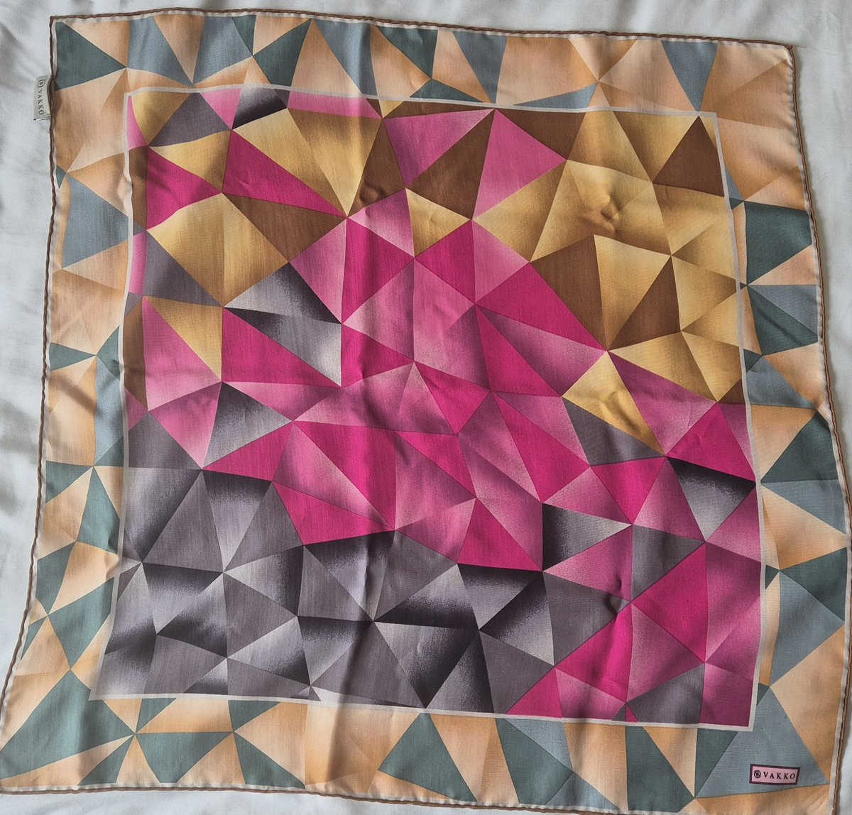 andreaurbanfox_'s tweet photo. Luxury Vakko 100% Silk Scarf https://t.co/AUPpPorFBD https://t.co/kH71Cqf8VF