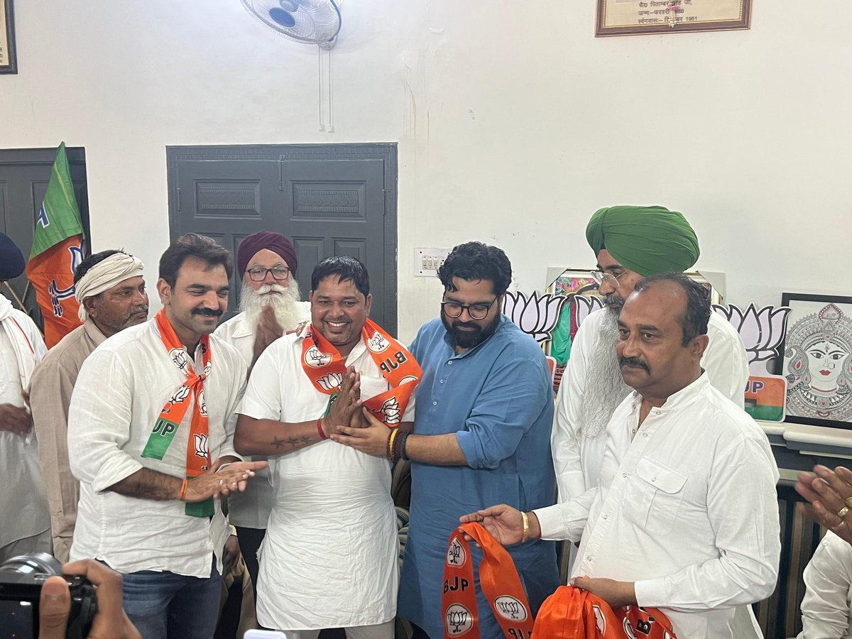 Kartiksharmamp's tweet image. आज अंबाला सिटी के वार्ड नं. 1 से भाजपा प्रत्याशी विशाल राणा जी के निवास पर कार्यकर्ताओं के साथ आत्मीय मुलाकात हुई।

इस अवसर पर उनके पक्ष में अधिक से अधिक मतदान करने की अपील की तथा पार्टी परिवार में नए सदस्यों का स्वागत किया।

#ambala #sonipat #chandigarh #haryana