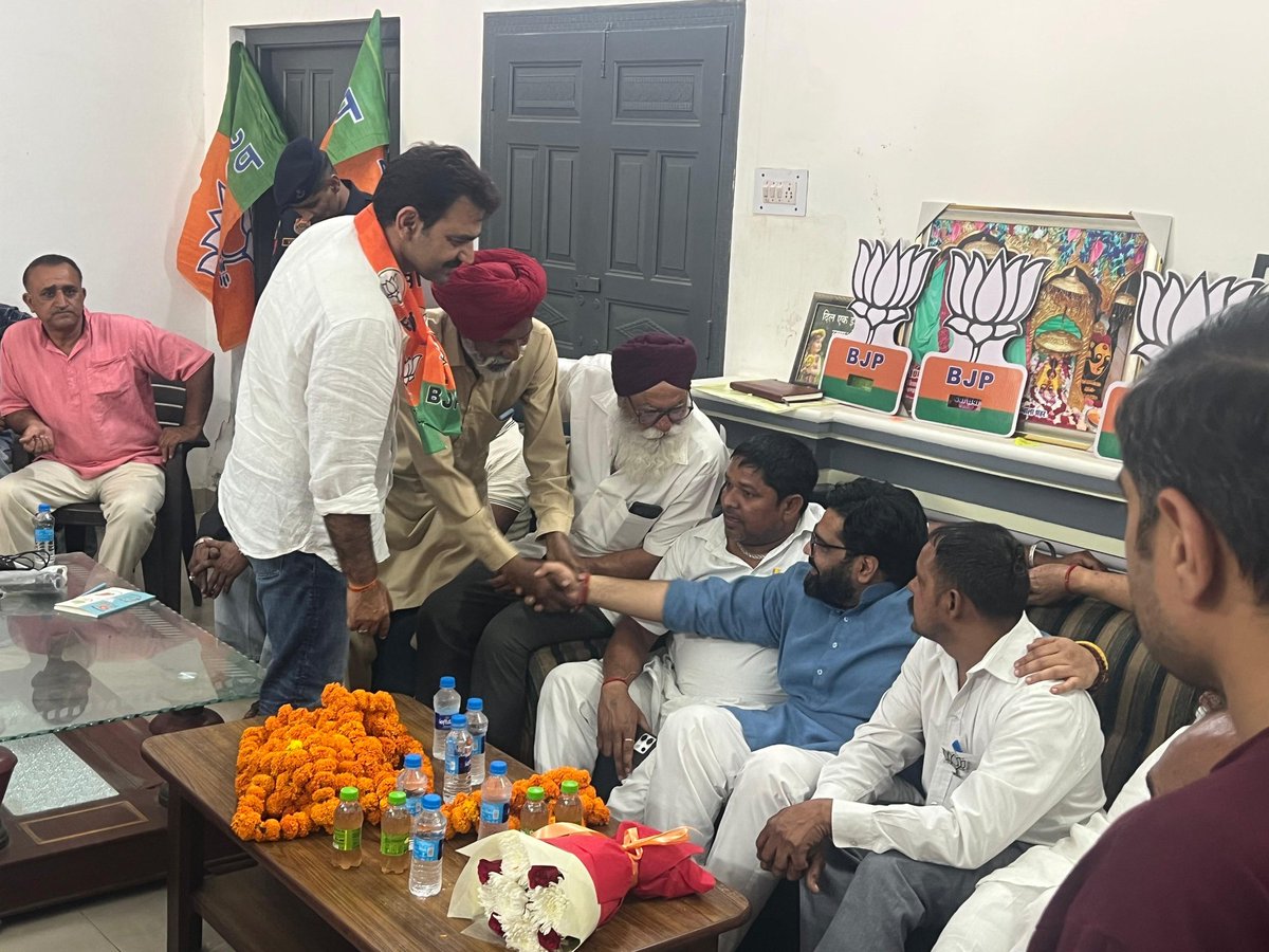 Kartiksharmamp's tweet image. आज अंबाला सिटी के वार्ड नं. 1 से भाजपा प्रत्याशी विशाल राणा जी के निवास पर कार्यकर्ताओं के साथ आत्मीय मुलाकात हुई।

इस अवसर पर उनके पक्ष में अधिक से अधिक मतदान करने की अपील की तथा पार्टी परिवार में नए सदस्यों का स्वागत किया।

#ambala #sonipat #chandigarh #haryana