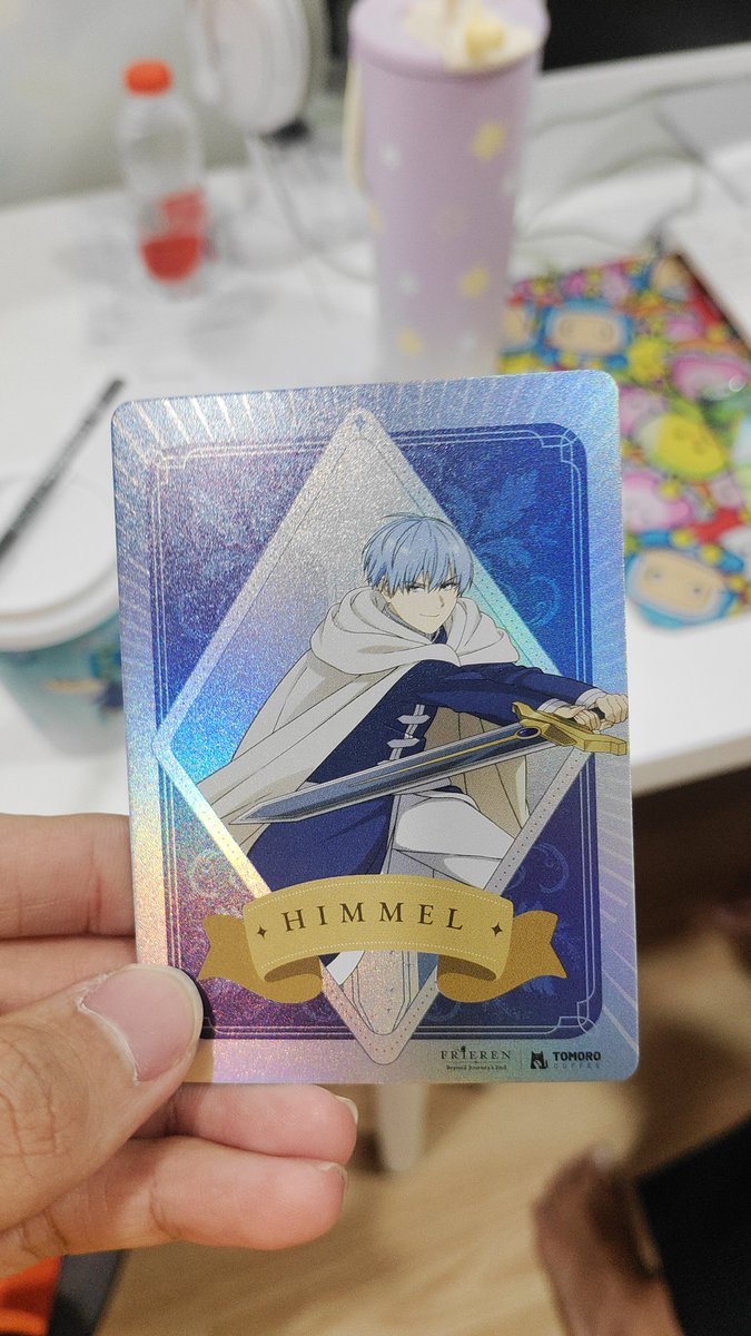 NauFrank_'s tweet image. @TomoroCoffee_ID x Frieren
Mau beli yg lain udah Sold Out semua woi cepet banget ni. Mana brewek kartu titipan temen dapetnya Himmel lagi, sedangkan punya sendiri malah Aura. 
Semoga Tomoro x Frieren restock lagi sih, kemungkinan pas tanggal 6 nya, bareng Color Changing.
#Frieren