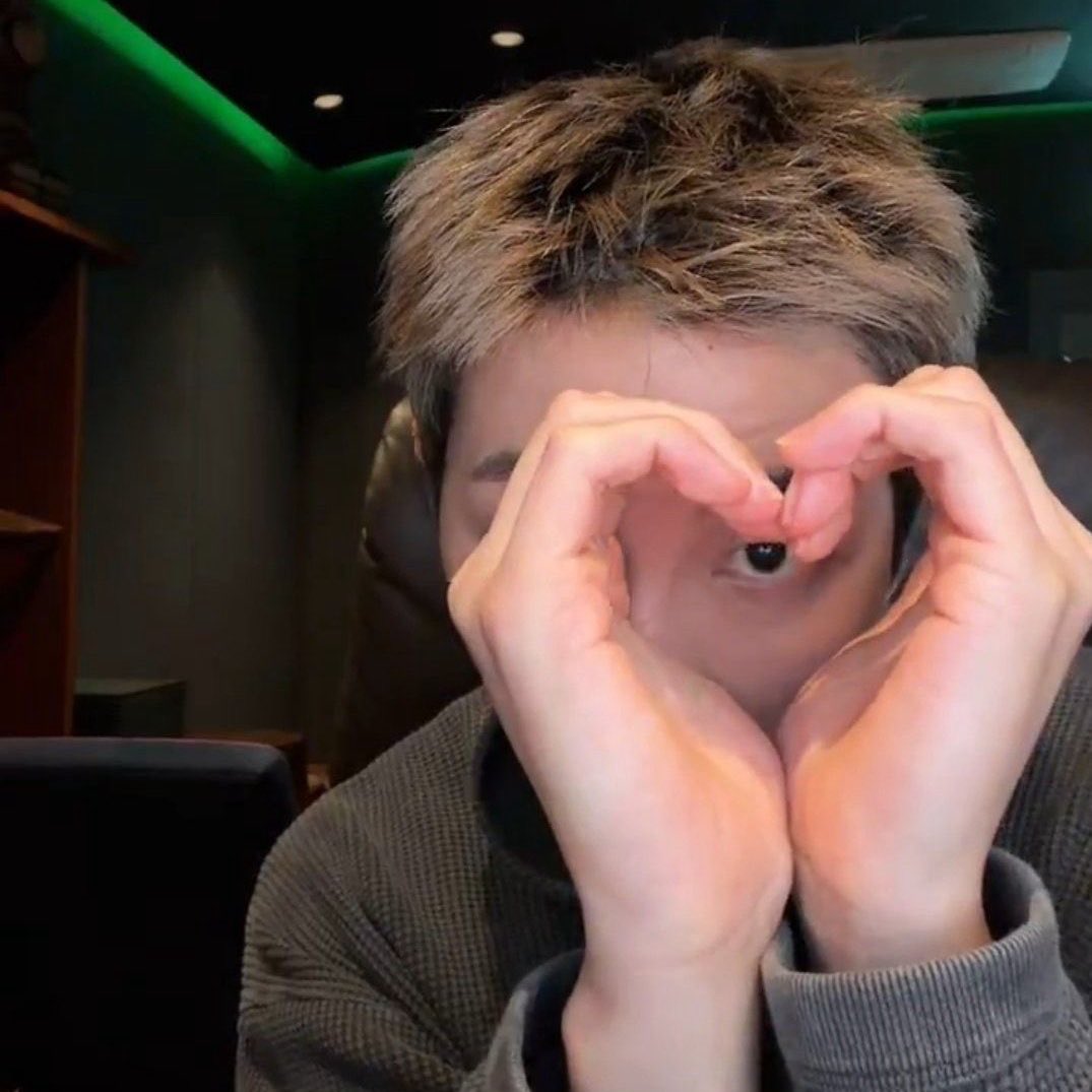 gwy⁷ ⊙⊝⊜ | vote BTS on AMAs tweet media