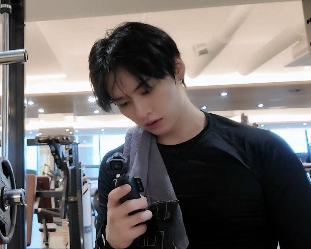 0102s_'s tweet photo. 오빠🥹 Vlog 
#Leeknow #리노 https://t.co/ziqNnO8oW0
