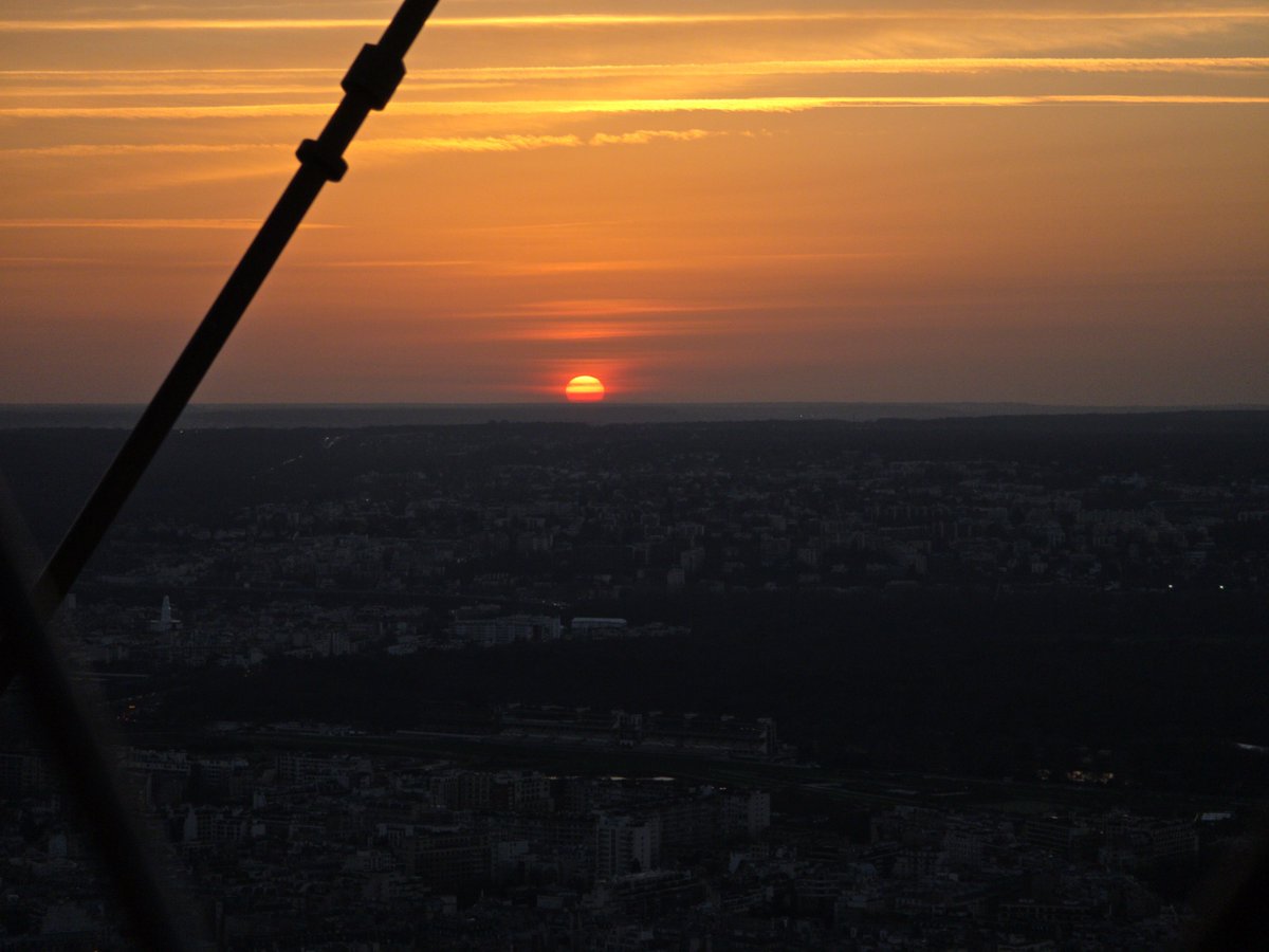 Ainda não acredito que dois meses atrás eu tava no topo da Torre Eiffel, olhando o meu último pôr do sol naquela cidade. Ai sério... foi algo transcendental
