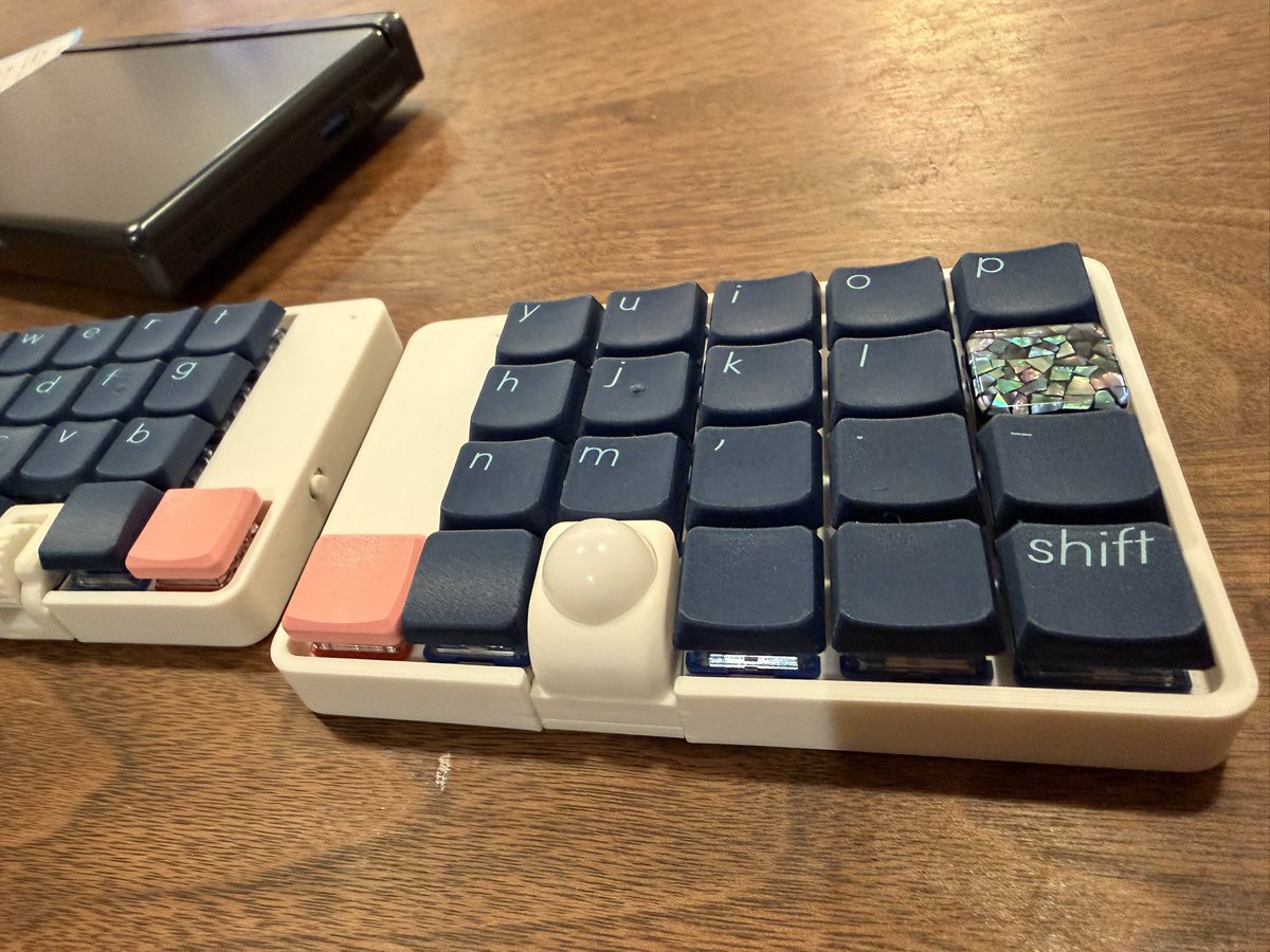 HiroshiInc's tweet photo. キーキャップマーケット戦利品
早速いくつかはめてみた。
せんみんさんのキーも欲しかったけど仕方ないね。

またの機会に！
#cornixlp #cornix #キーキャップマーケット https://t.co/9y0SZB1NcF