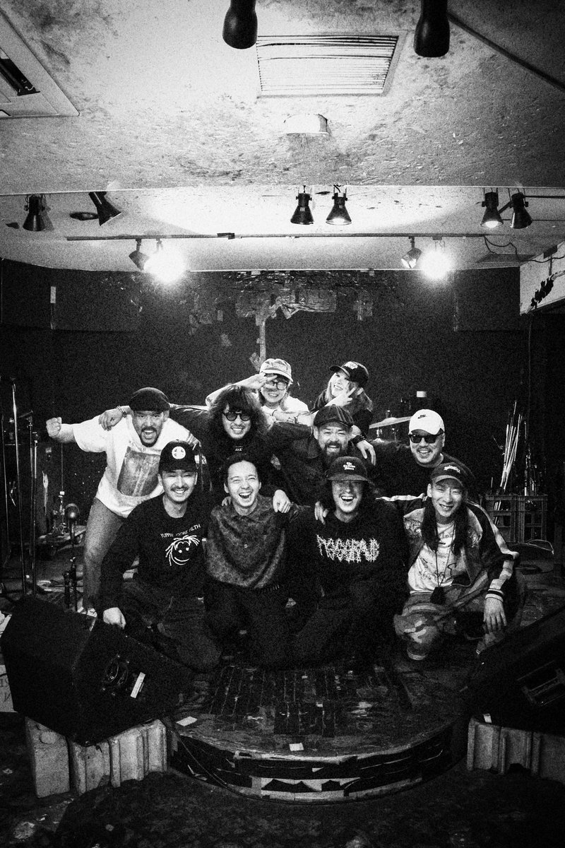 KK2PANTS's tweet photo. 大阪に初めてライブしに行ったのがNamba BEARSだった。はるまげ堂ナルさんの企画でうちもまだ三人体制とかで。昨日でうちがラストのBEARSだったんだけど、当時一緒にやってたungodlyのベースのガイ君が今FESTERDECAYでベース弾いててなんか巡り巡ってスゴいなあって。色んな感情が渦巻いてる！ https://t.co/rtyntUiHqg