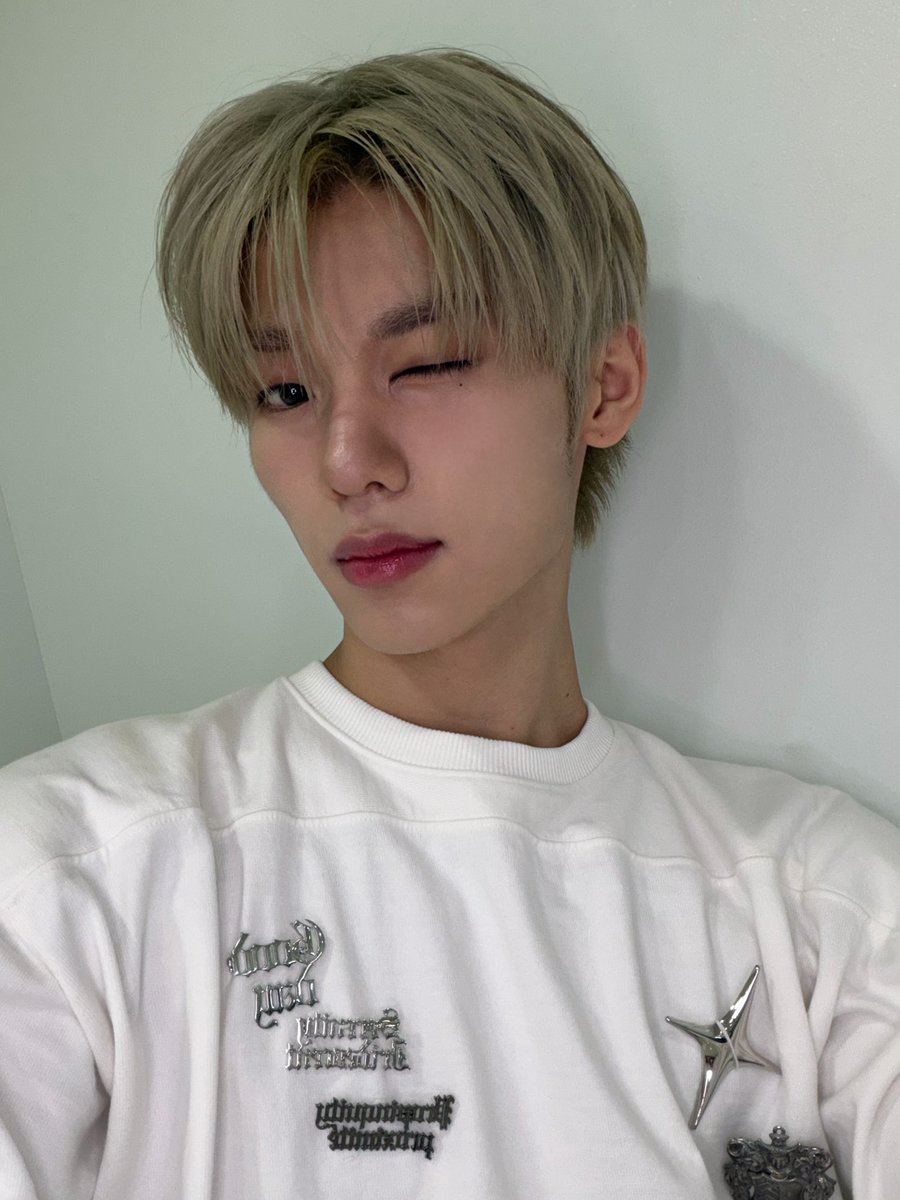 쇼챔피언~~🎤😎

#EVNNE #이븐
#이정현 #LEEJEONGHYEON