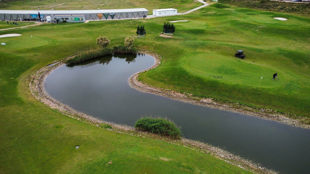 AECG_es's tweet photo. @arcosuresgolf se une a la @AECG_es ⛳️
 
Inaugurado en 2017 y enfocado en la iniciación y formación, cuenta con más de 500 alumnos al mes, consolidándose como puerta de entrada al #golf en #Aragón.
 
Todos los detalles 👇
https://t.co/VeI6NVH2AM

@fedgolfaragon https://t.co/HrrggeTLpM