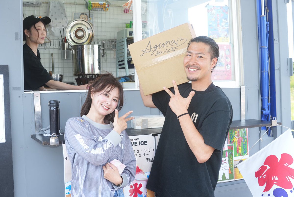 sueaguna's tweet image. 会場にはキッチンカーが何台も😍
めちゃくちゃ皆さん忙しいのにじゃんけん大会に協力していただいてめちゃくちゃ楽しかったです🩵
ありがとうございます🥹💕
 #紀南白浜  #旧車 #オープンカー  #レトロバイク  #キッチンカー