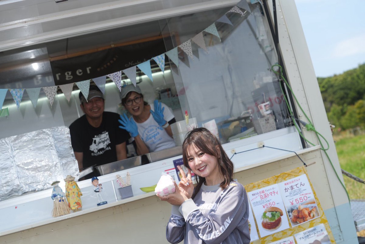 sueaguna's tweet image. 会場にはキッチンカーが何台も😍
めちゃくちゃ皆さん忙しいのにじゃんけん大会に協力していただいてめちゃくちゃ楽しかったです🩵
ありがとうございます🥹💕
 #紀南白浜  #旧車 #オープンカー  #レトロバイク  #キッチンカー