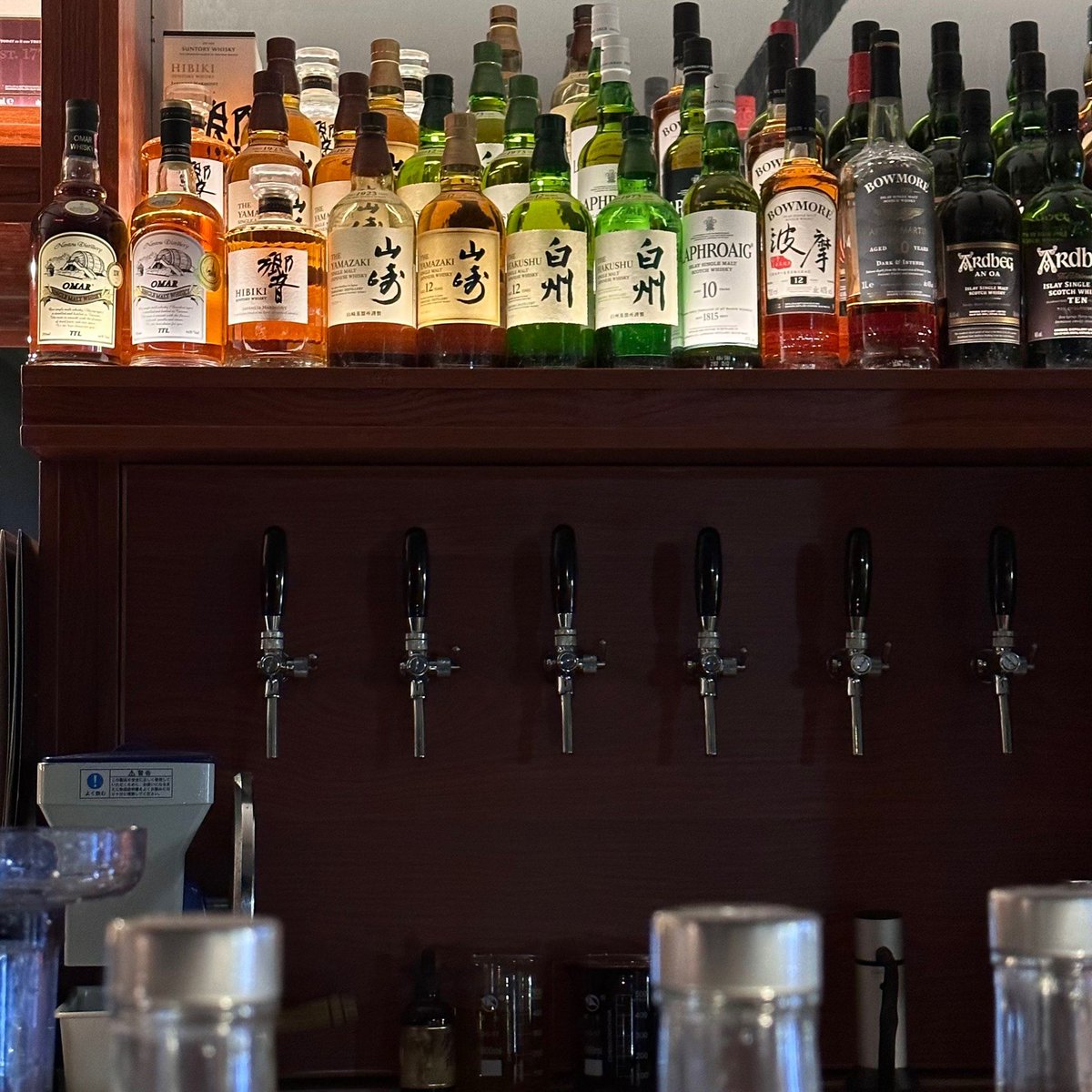 wan_phillip's tweet image. "Locked in a 1920s speakeasy—can you crack the cryptic clues, unlock the hidden safe, and escape before the cops raid ♂ #EscapeRoom #SpeakeasyMystery"