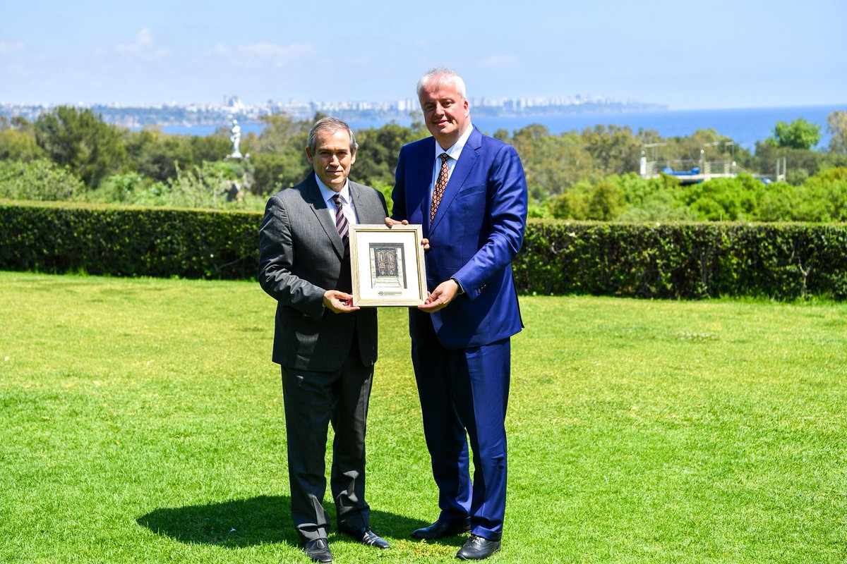 AntalyaTSO's tweet photo. Yönetim Kurulu Başkanımız Yusuf Hacısüleyman, Deutsche Bundesbank Yönetim Kurulu Üyesi Burkhard Balz ile bir araya gelerek Türkiye ve Antalya’daki mevcut ekonomik gelişmeler üzerine görüşme gerçekleştirdi.

Yönetim Kurulu Sayman Üyemiz Murat Totoş ile Yönetim Kurulu Üyelerimiz Hüseyin Sarı ve Mustafa Yayla'nın da katılım sağladığı toplantıda, iki ülke ekonomileri arasındaki ilişkiler ve Antalya iş dünyasının küresel ekonomik gelişmelere uyumu değerlendirildi.

@YHacisuleyman07 @bogachangoksu @HakanPakal @MuratTOTOS @haticeozresmi @huseyinsari_sar @KAPALIYOL @AhmetKasapoglu8 @aozgurkaragoz @behcetulker @aslisahintekin @TOBBiletisim @RHisarciklioglu