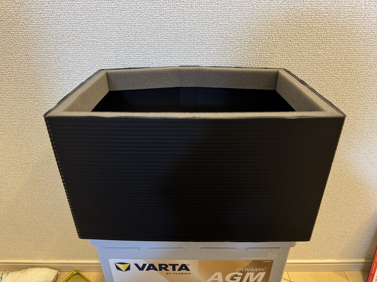 uehiroTUNE's tweet photo. プラダンでバッテリーカバー作って、エンジンルームに収めました！

1cmのゴムシートで高さ増してます。
プラスのターミナルカバーは加工要ですね。

T-110のトレイなら、LN3 AGMバッテリー普通に入りますね😄
#Mazda6をつくる https://t.co/BdqXIeA5k1