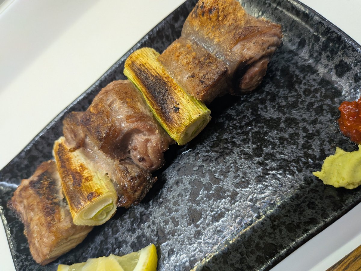 隣に来たカップルの女が香水臭くて無理になったので串食べたら帰ろっかな！笑