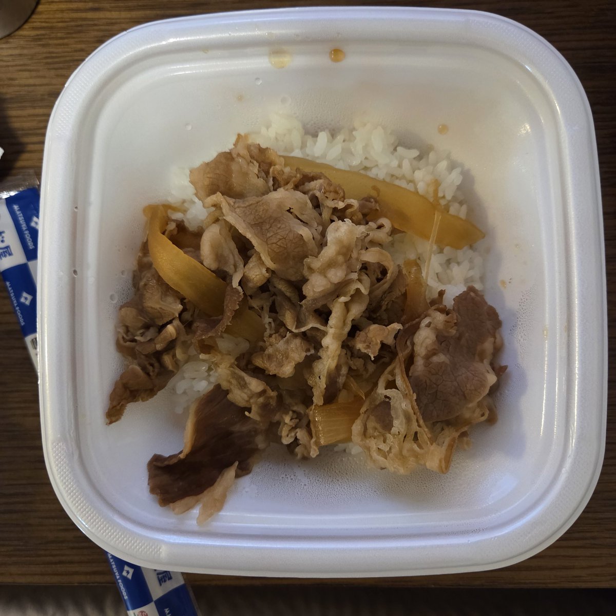 myaaao_hm's tweet photo. 松屋の牛丼久々にテイクアウトしたんだけど、並ってこんなに少なかったっけ？？セパレートの器にお肉がちょこっとで寂しかった…😭😭 https://t.co/83RRIywTy1