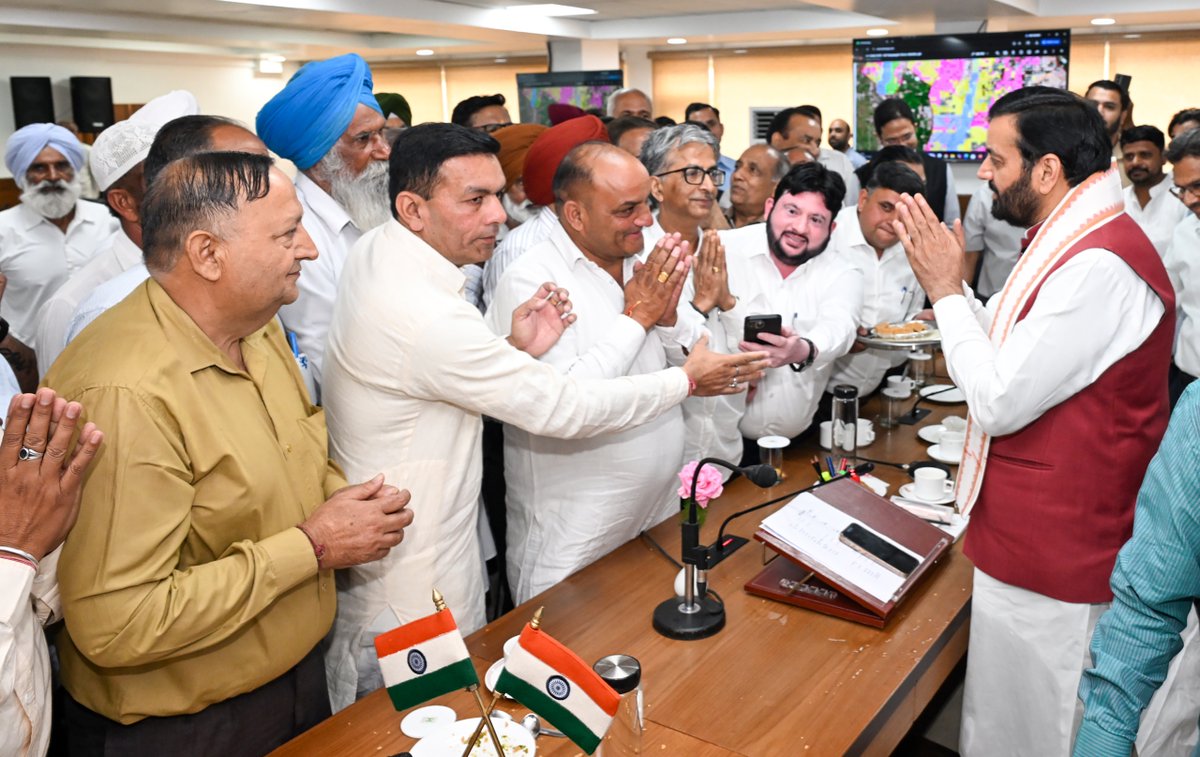 नारायणगढ़ में इंडस्ट्रियल मॉडल टाउनशिप (IMT) की स्थापना हरियाणा में औद्योगिक विकास को नई रफ्तार देने की दिशा में एक महत्वपूर्ण कदम है। आज इस सम्बन्ध में नारायणगढ़ क्षेत्र के किसानों के प्रतिनिधिमंडल से हुई भेंट अत्यंत सकारात्मक रही।
 
आईएमटी के लिए किसानों से भूमि की दरों के