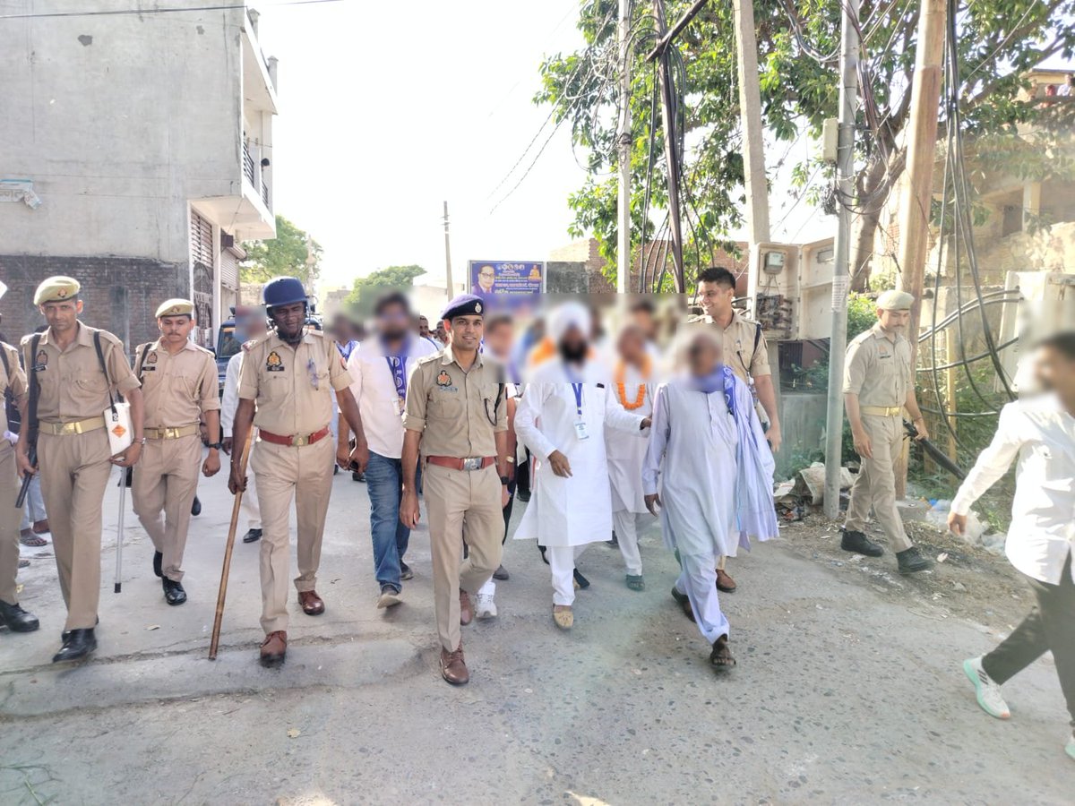sambhalpolice's tweet image. #SPSambhal @Krishan_IPS के निर्देशन में #ASPSouth श्री मनोज कुमार रावत द्वारा #CO गुन्नौर व थाना गुन्नौर पुलिस बल के साथ  बाबा साहेब भीमराव के जुलूस को सकुशल संपन्न कराने हेतु आवश्यक दिशा निर्देश दिए ।