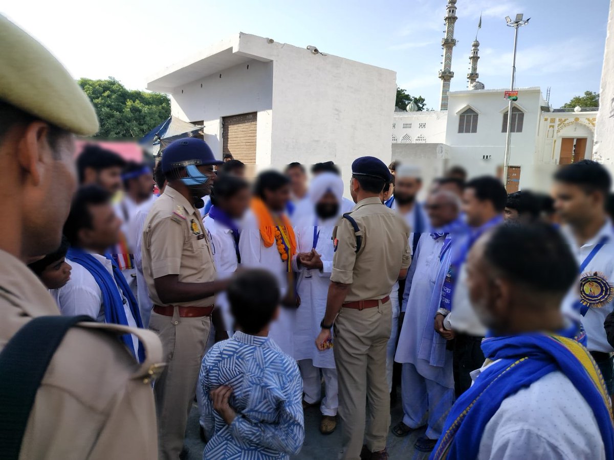 sambhalpolice's tweet image. #SPSambhal @Krishan_IPS के निर्देशन में #ASPSouth श्री मनोज कुमार रावत द्वारा #CO गुन्नौर व थाना गुन्नौर पुलिस बल के साथ  बाबा साहेब भीमराव के जुलूस को सकुशल संपन्न कराने हेतु आवश्यक दिशा निर्देश दिए ।