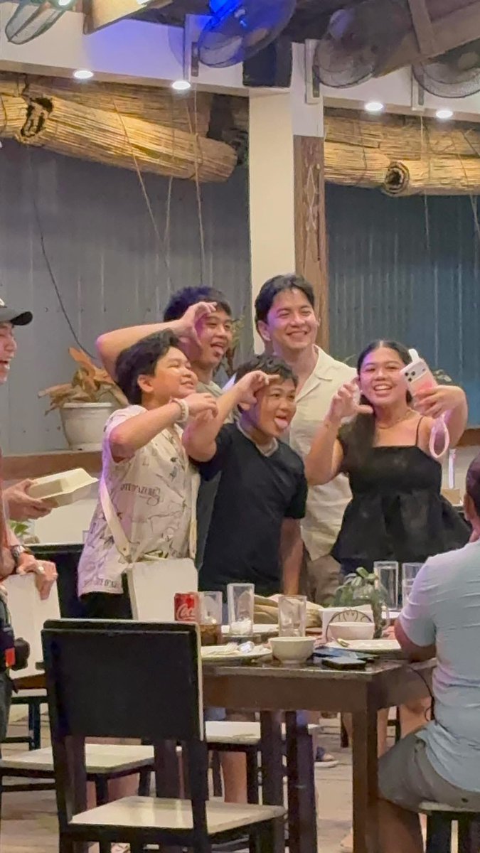 Liz07faulk's tweet photo. Laging mabait sa mga nagpapapicture ❤️

#ALDENRichards in #Siargao 
Credit Robert Jr Comon Forcadilla of Fb https://t.co/RaWSsvyhZJ