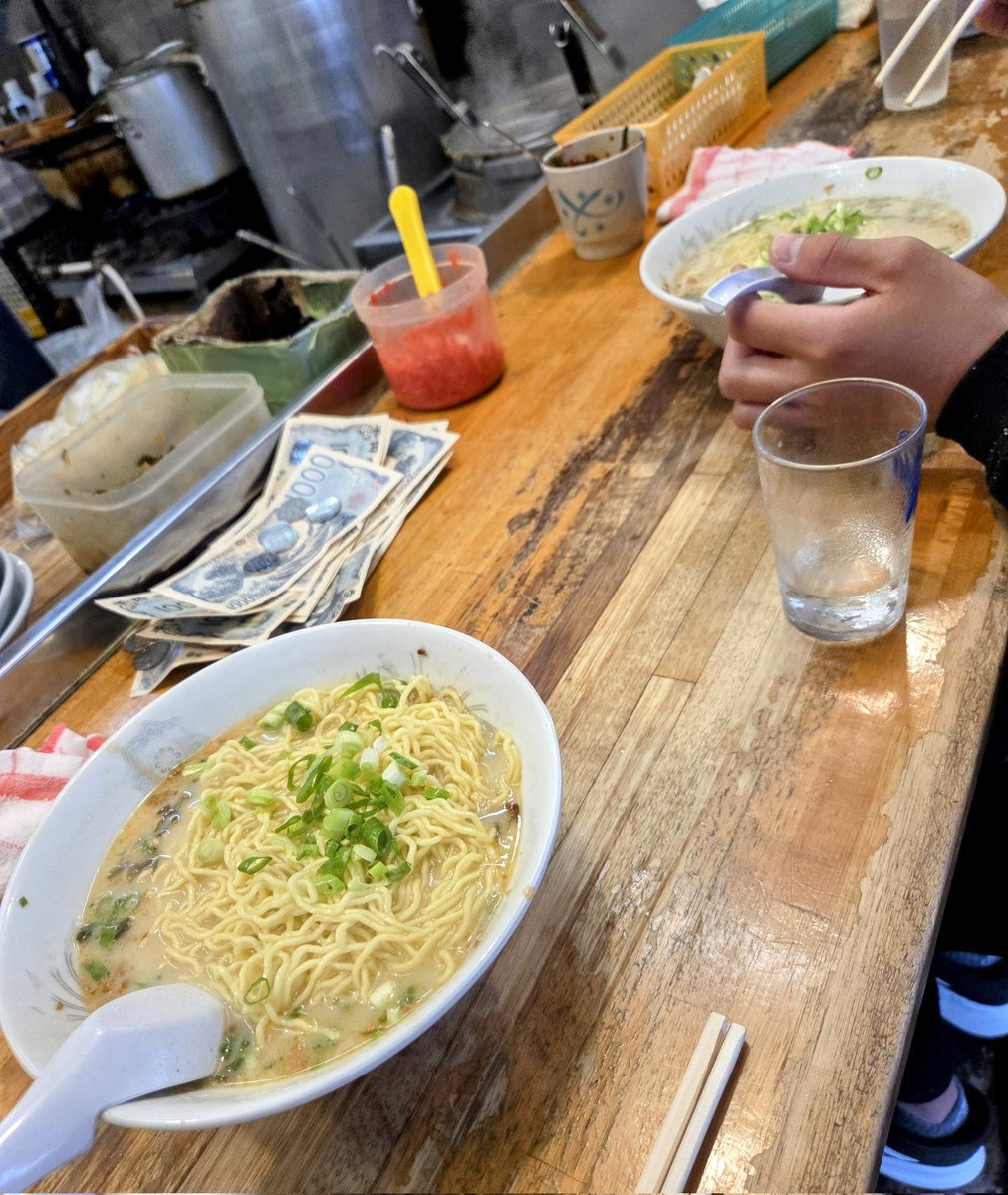 今朝は小僧さんと○元🕟️🎵
👦大将に顔見せしないと！って(笑)
席が離れるも常連さん席を変わってくれ🙏😭(感謝)○元ｱﾙｱﾙ🤩
大将も👦へ何気ない声掛け😚
👦が好きになるわけだ😂
今日は感謝の○元🍜dayでした🎵

GWは激混みなので早めの到着オススメします🎵