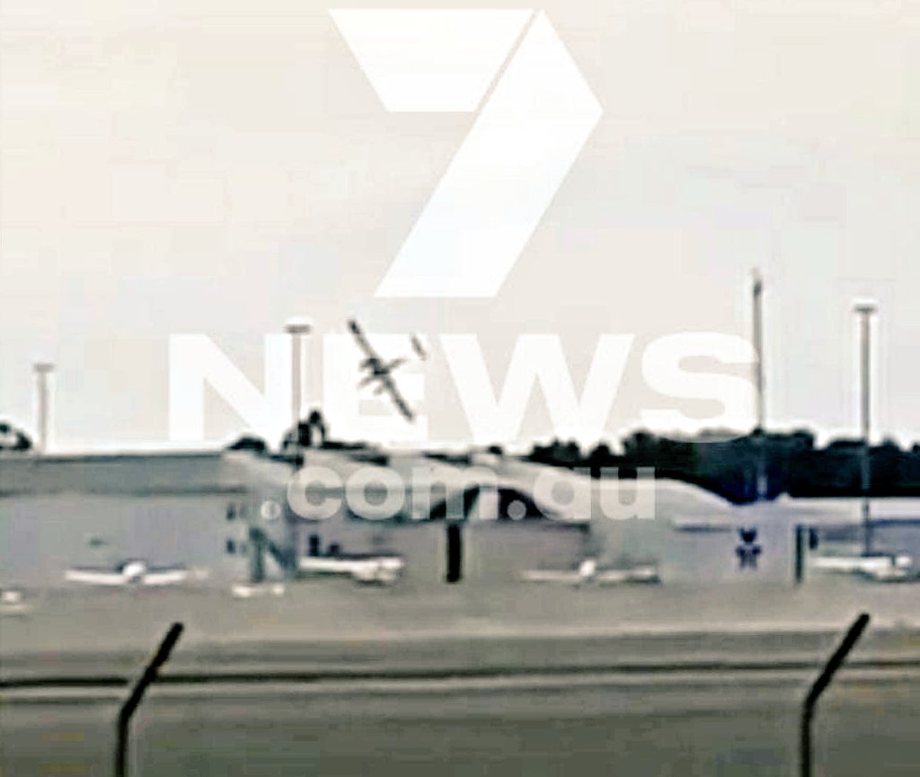 ivancp25's tweet photo. #AccidenteAéreo mortal de un #Diamomd #DA42 #TwinStar (VH-YQP) de #FlightTrainingAdelaide al despegar del Aeropuerto #Parafield (YPPF) #Australia 🇦🇺. Se estrelló contra hangar tras despegar de pista 03L. Alumno piloto japonés e instructor australiano muertos. 11 heridos. 29-04-26 https://t.co/srk1kSRVyp
