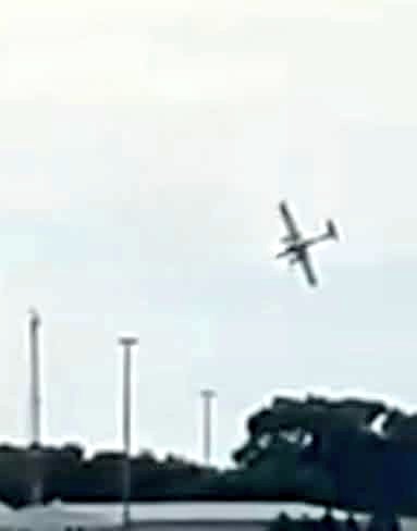 ivancp25's tweet photo. #AccidenteAéreo mortal de un #Diamomd #DA42 #TwinStar (VH-YQP) de #FlightTrainingAdelaide al despegar del Aeropuerto #Parafield (YPPF) #Australia 🇦🇺. Se estrelló contra hangar tras despegar de pista 03L. Alumno piloto japonés e instructor australiano muertos. 11 heridos. 29-04-26 https://t.co/srk1kSRVyp