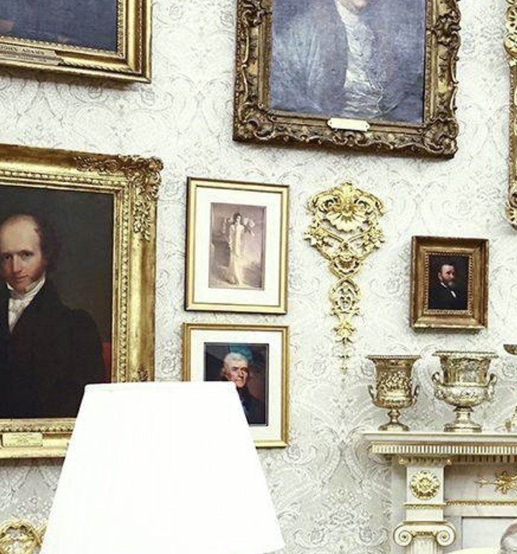 El presidente Trump ha añadido un cuadro que representa a Jackie Kennedy en la pared del Despacho Oval. Primera vez que se cuelga el retrato de una Primera Dama. Este estaba en el Ala Este.