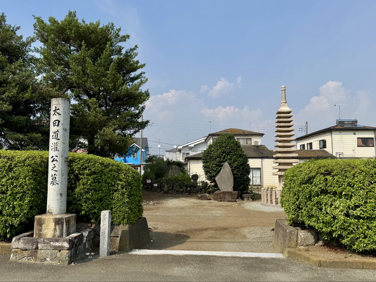 ck_eh8's tweet photo. 神奈川県・太田道灌の胴塚！主君 扇谷上杉定正の糟屋館で襲撃された太田道灌は瀕死の重傷のなか洞昌院まで逃れてきたが山門が閉まっており中に入れず此の地で力尽きた！以来、山門に扉をつけてはならないと言い伝えられている！境内に太田道灌の胴塚と呼ばれる墓がある

#城 #旅 #神社 #寺 #御城印 #御朱印 #グルメ #日本史