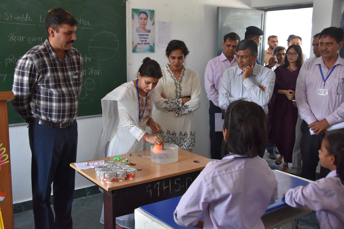 SATPALJAMBA's tweet photo. पुण्डरी विधानसभा में हरियाणा के शिक्षा मंत्री माननीय श्री महिपाल ढांडा जी का स्वागत कर 
डीसी अपराजिता जी के मार्गदर्शन में राजकीय कन्या विद्यालय, पुण्डरी में Stumble Lab का शुभारंभ किया गया।

#Haryana #Education #StumbleLab https://t.co/QLcq83MDNs