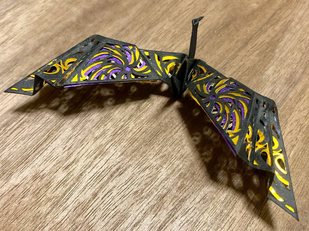 yamaki_62's tweet image. 切り折り鶴20
#折り紙 #切り絵 #origami