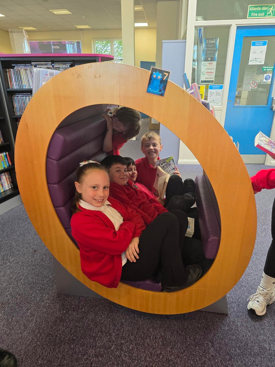 BlackwoodLib's tweet photo. Mwynhaodd disgyblion blwyddyn 4 o Ysgol Gymraeg Trelyn ymweliad dosbarth â Llyfrgell Coed Duon yr wythnos hon lle wnaethon nhw gwrdd â’r awdur, Luned Aaron! https://t.co/7hIKw4ndec