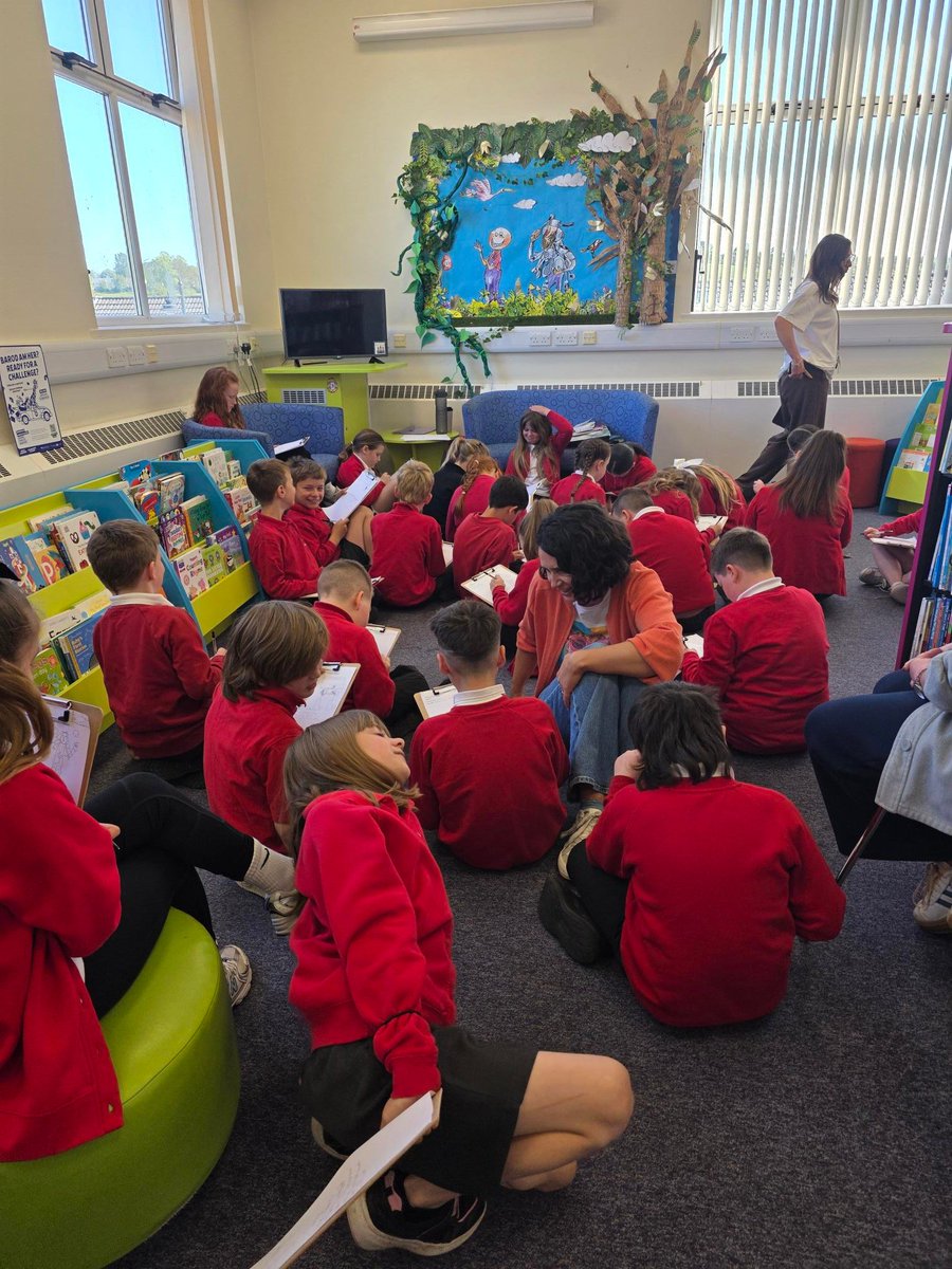 BlackwoodLib's tweet photo. Mwynhaodd disgyblion blwyddyn 4 o Ysgol Gymraeg Trelyn ymweliad dosbarth â Llyfrgell Coed Duon yr wythnos hon lle wnaethon nhw gwrdd â’r awdur, Luned Aaron! https://t.co/7hIKw4ndec