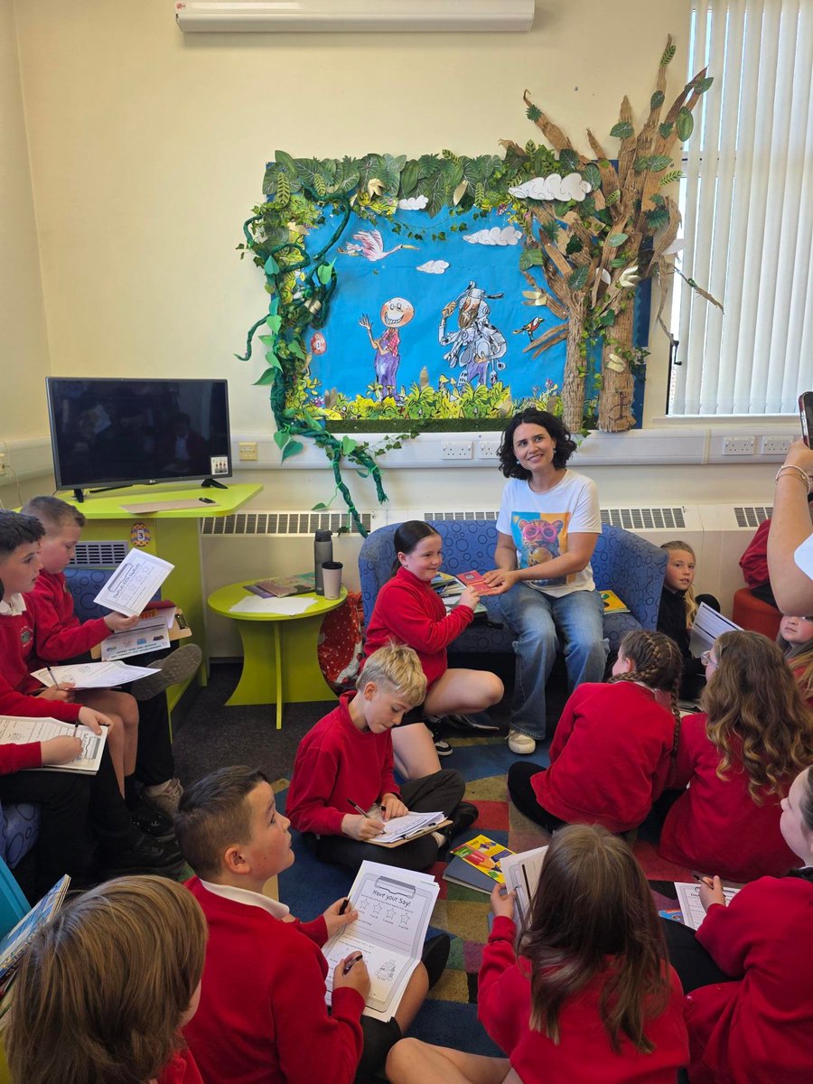 BlackwoodLib's tweet photo. Mwynhaodd disgyblion blwyddyn 4 o Ysgol Gymraeg Trelyn ymweliad dosbarth â Llyfrgell Coed Duon yr wythnos hon lle wnaethon nhw gwrdd â’r awdur, Luned Aaron! https://t.co/7hIKw4ndec