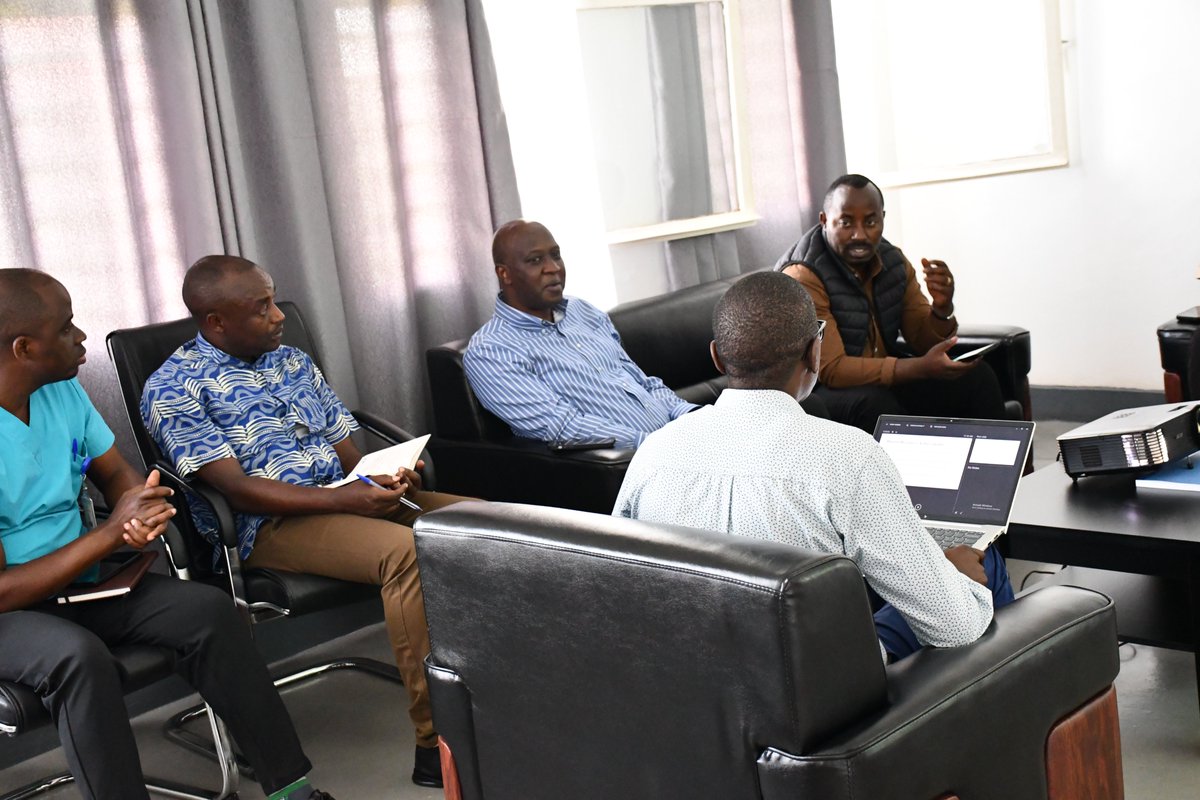 Kirehe_Hospital's tweet photo. Today, DG, Dr. @aine_ernest with @PIH_Rwanda representatives receive Dr. Ntihumbya Jean Baptiste, Director General of Health quality Services at @RwandaHealth . They discussed about @Kirehe_Hospital  development projects : (Infrastructures ,human resources)  and Service delivery https://t.co/g3UN28rn2f