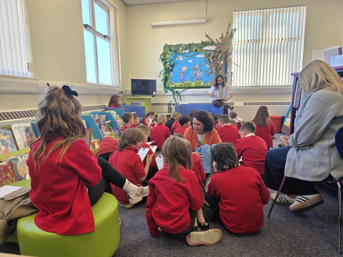 BlackwoodLib's tweet photo. Pupils from year 4 at Ysgol Gymraeg Trelyn enjoyed a class visit to Blackwood Library this week where they met author, Luned Aaron! https://t.co/fJDz5i7LRl