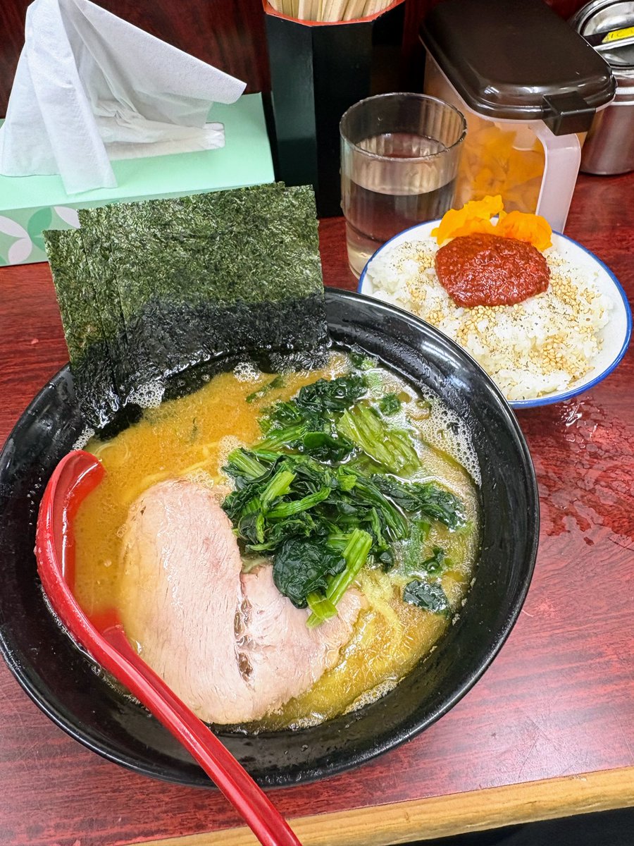 runramrunram's tweet photo. 【4/28の出来事】
激務から禁断の家系🍜
🐴いに決まってます
適正量を勉強しましたので
🍜並
🈂️ライス大😅
勤務中にお🧄さまは厳禁なので途中から生姜を投入
この日は珍しくトロみのあるチョイ深みのあるスープ
ワルくありません
それにしてもこの一味醤油辛子旨い🌶️
GW始まるよー🍜🍻
#武蔵家 菊名店 https://t.co/oUJUlIPFVg