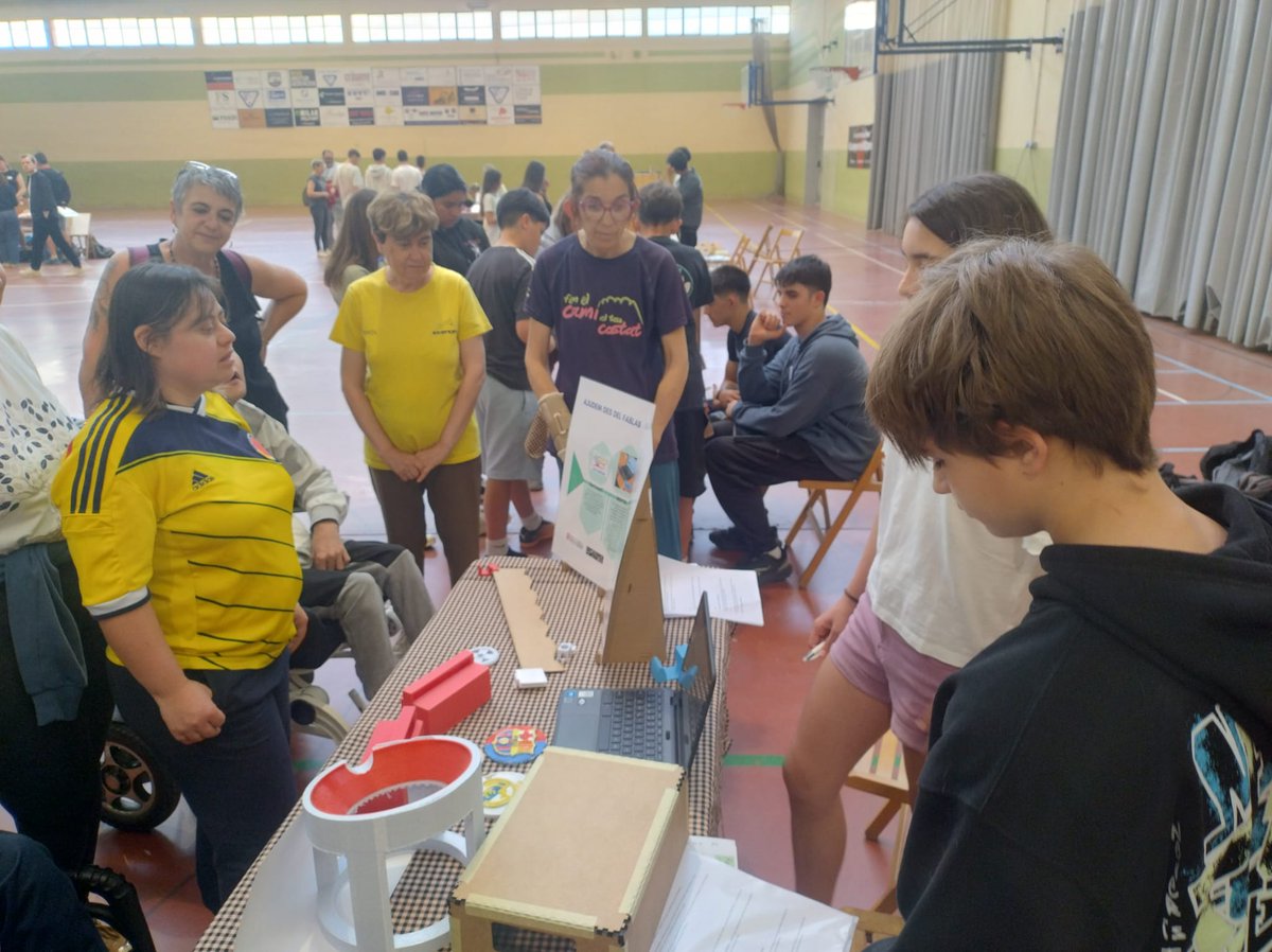 AmisolSolsona's tweet photo. Els alumnes de 2n d'ESO de l'Institut Francesc Ribalta ens han convidat a la FIRA FAIG on han exposat els diferents objectes que fomenten l'autonomia mitjançant el disseny i la tecnologia digital 💻😊💡

#solsona #solsonès #firafaig #amisol #amisolsolsona #innovació https://t.co/u58PgdwLqw