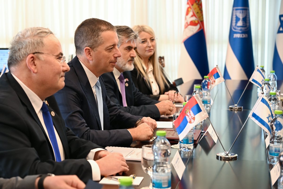 MFASerbia's tweet photo. Министар спољних послова Републике Србије Марко Ђурић @markodjuric разговарао је, у оквиру посете Израелу, са председником Кнесета Амиром Оханом  о унапређењу билатералних односа, јачању сарадње и актуелним геополитичким темама.

Шеф српске дипломатије нагласио је значај парламентарне сарадње, као важног моста сарадње за даље зближавање и боље разумевање два народа, посебно имајући у виду и успешну посету председнице Народне скупштине Србије Ане Брнабић @anabrnabic Израелу током прошле године.
🇷🇸🤝🇮🇱
📄⬇️
🔗https://t.co/9om0LeljvQ