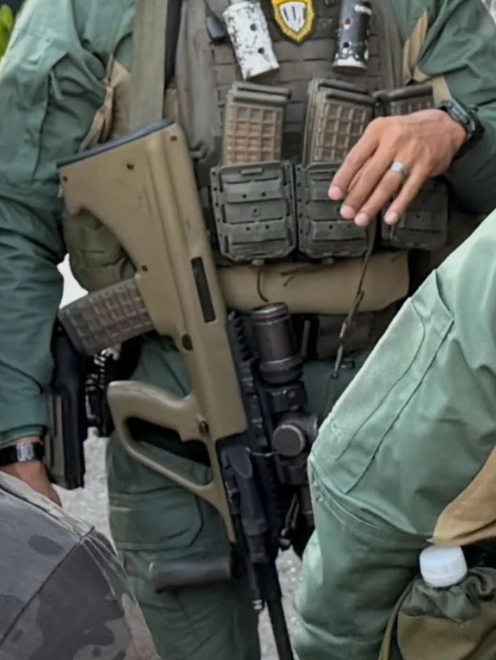 LatamSmallArms's tweet image. #Venezuela 🇻🇪 un fusil AUG A3 M2 + LPVO (posiblemente Vortex o un clon), probablemente del mercado civil norteamericano, en manos del CICPC Aragua.

Al menos un par de binoculares Vortex (segunda foto, izquierda) e intendencia china variada (Amazon)