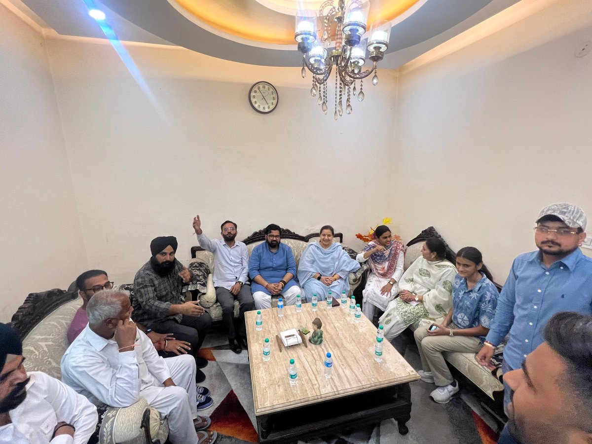 Kartiksharmamp's tweet image. आज कोला के पूर्व सरपंच श्री राकेश शर्मा जी के निवास पर आयोजित चाय कार्यक्रम में सहभागिता की।
इस दौरान क्षेत्रीय मुद्दों एवं विकास से जुड़े विषयों पर सार्थक चर्चा हुई।

#haryana #chandigarh #sonipat #ambala