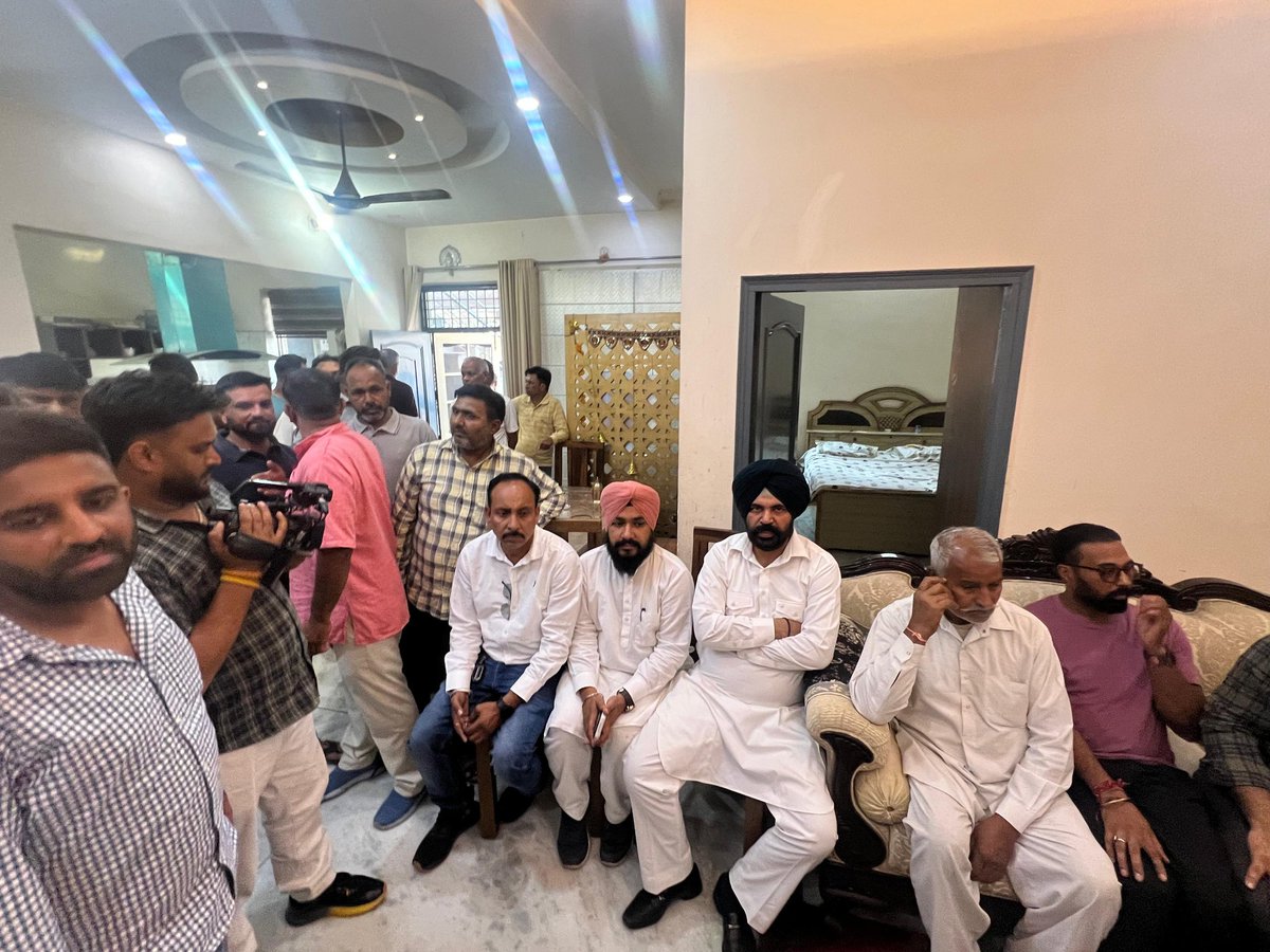 Kartiksharmamp's tweet image. आज कोला के पूर्व सरपंच श्री राकेश शर्मा जी के निवास पर आयोजित चाय कार्यक्रम में सहभागिता की।
इस दौरान क्षेत्रीय मुद्दों एवं विकास से जुड़े विषयों पर सार्थक चर्चा हुई।

#haryana #chandigarh #sonipat #ambala