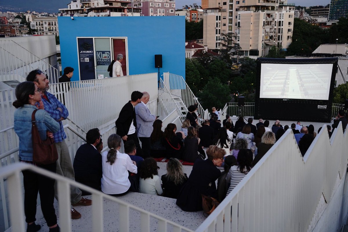 CatherineSuard's tweet photo. Plaisir d’accueillir les acteurs de la #Francophonie en 🇦🇱 autour de la projection sur grand écran 📺 devant @KubFranceTirana 📍au sommet de la #Pyramide de #DestinationFrancophonie @TV5MONDE et de retrouver à distance son réalisateur @IvanKabacoff 
Bravo et 🙏 https://t.co/VE3T30eKd9