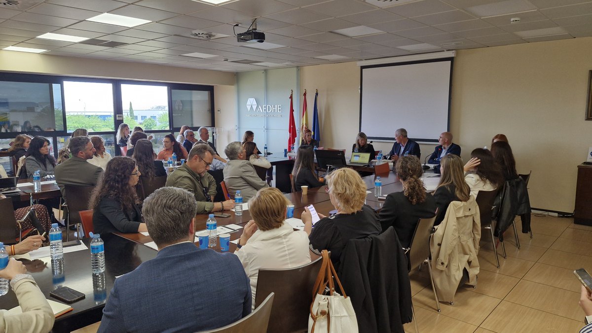 aedhe's tweet photo. Análisis y estrategias contra el absentismo en @AEDHE con @Adecco_es. 📊

Inaugura Pilar Fernández (Sec. General) y modera la mesa nuestra Presidenta Laly Escudero con Carlos Arcas (@Adecco_es), @TIPSA_red , @Chemo_Pharma  y el Hospital Príncipe de Asturias. 👏🏛️

#RRHH #Henares https://t.co/a1Az8WlFyM