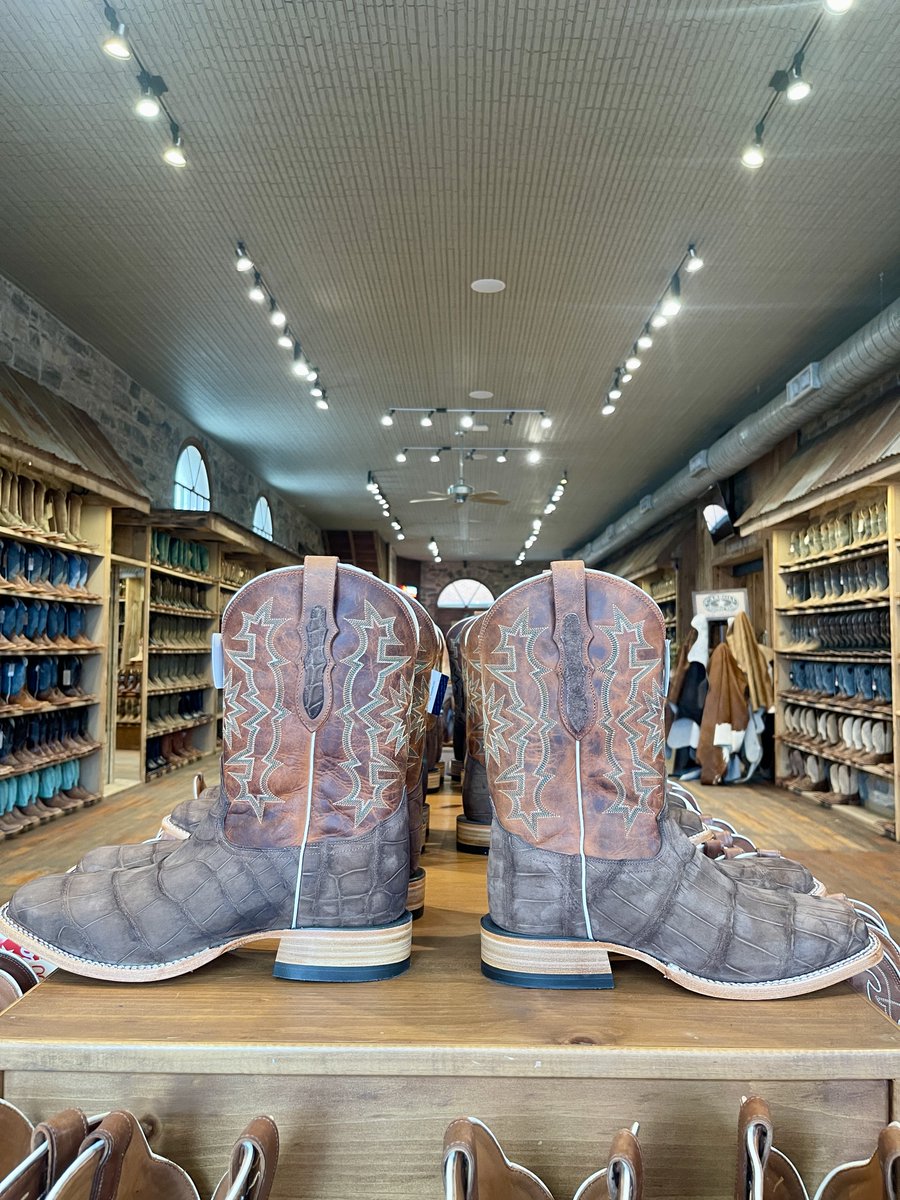 harrys1939's tweet image. We've got those NEW Tony Lamas on the floor 🤠 Square Toe Alligator or the Retro Beau..which is your style?

#harrysboots #tonylama #tonylamaboots #sansabatexas #alligatorboots #retroboots #texashillcountry #westernstore #western #cowboy #cowboyboots