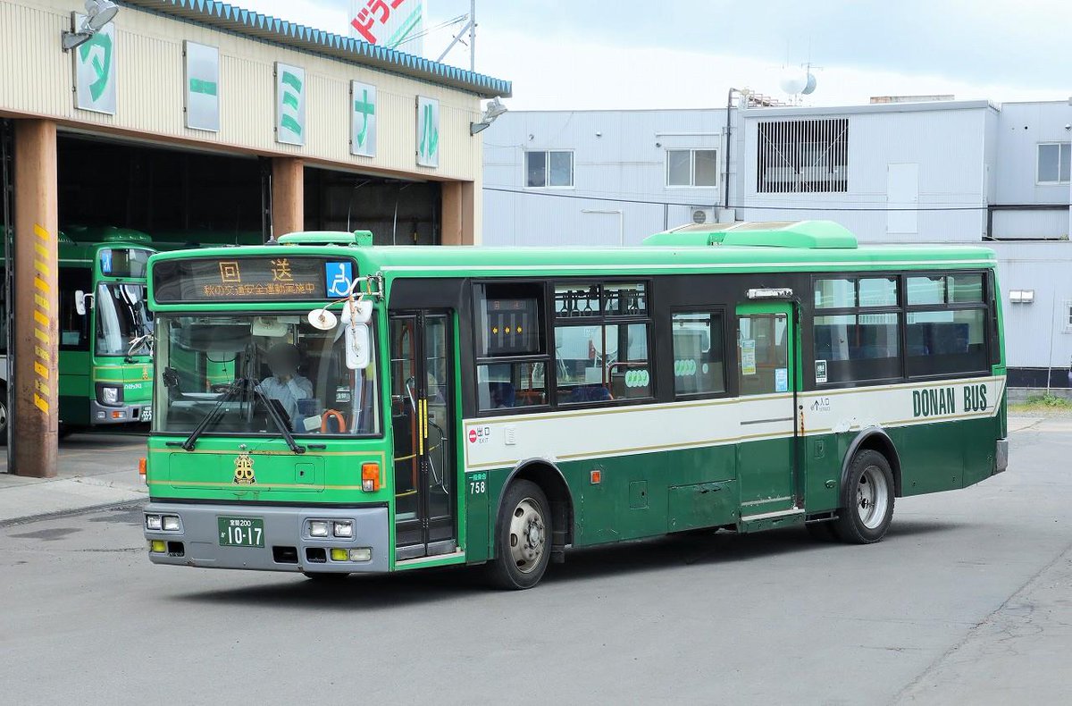 trans58851's tweet photo. 道南バス　室蘭200か1017
車番758
KL-JP252NAN改
2002年式
元関東バス「E6011」

2017年4月に運用を開始したスペースランナーJP・ワンステ。道南バスではスペースランナーを数多く中古で導入しており、室蘭・苫小牧・洞爺などに配置され、中距離路線でも活躍しています。 https://t.co/54oaNDf11K