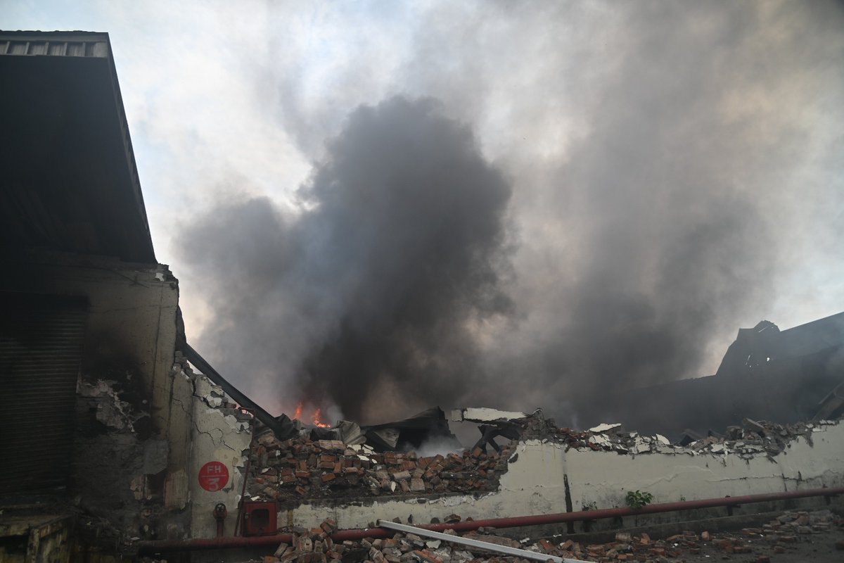 timesofindia's tweet image. #Mohali, April 29, 2026: A fire broke out in the warehouses of three companies along the Banur–Shambhu border road near Village Kheri Kheri Garona, triggering massive plumes of smoke and raising concerns in the surrounding area.

#MohaliFire #PunjabNews #Punjab