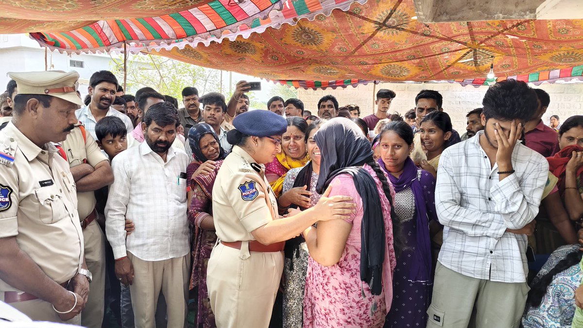 MBNRpolice's tweet image. District SP pays tribute to Constable Gopal Singh (PC 612), who died in a road accident. Family receives condolences.
On Apr 26, 2026, the Hanwada PS constable from Mahabubnagar Two Town was severely injured in an afternoon crash. He passed away on Apr 28 during treatment. #RIP