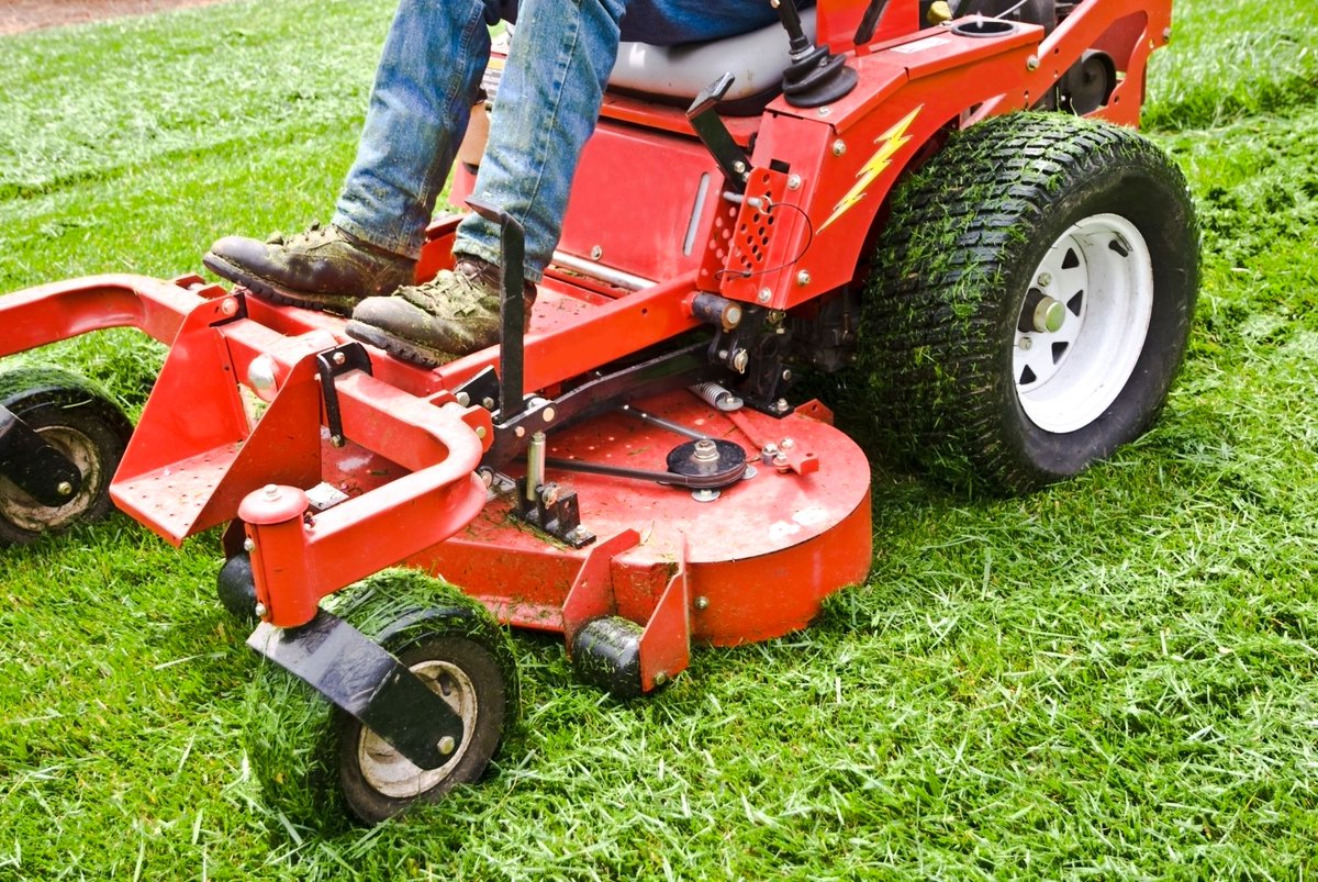 KEMIworkerscomp's tweet photo. Work Safe Wednesday Safety Tip: Thousands of people are injured annually by improperly using mowers &amp; weed trimmers. Familiarize yourself with equipment, review owner’s manual, never allow untrained employees to operate , ensure all safety devices are in place, &amp; wear PPE. https://t.co/CPbzrRywuj