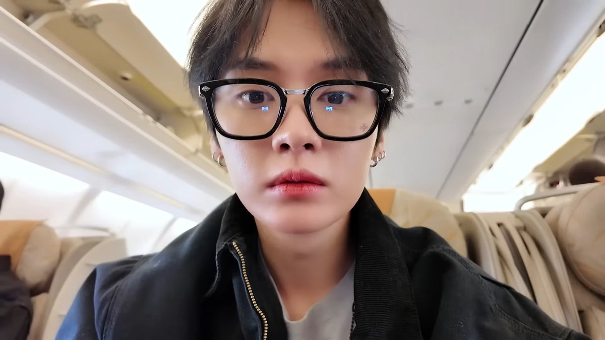 MlNHORIZON's tweet photo. KEEP WEARING THOSE GLASSES LEEKNOW PLEASE PLEASE PLEASE https://t.co/OWqjVgl1wV