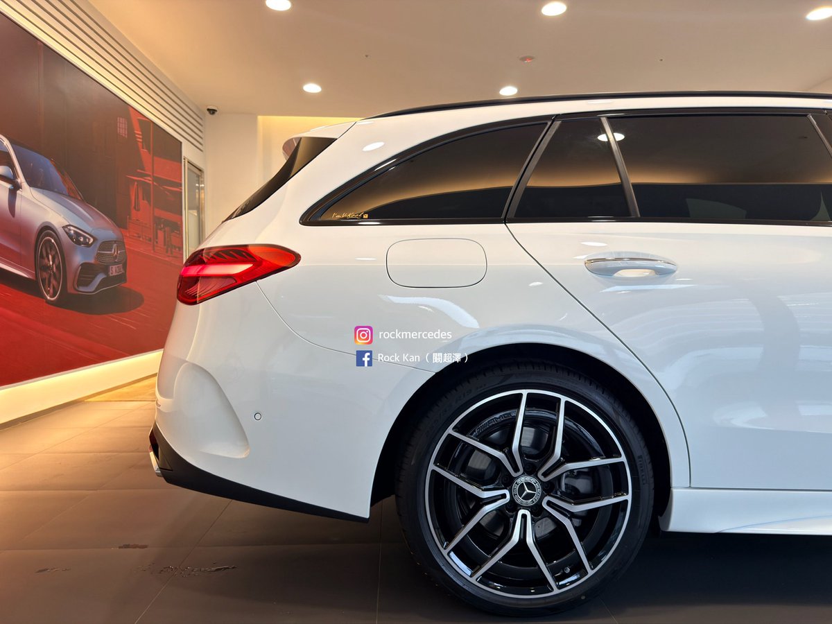 Mercedes_Rock's tweet photo. 🎉 實用與豪華的結合 C-Class Estae 吉日交車 🎉

一款兼顧空間變化與駕馭操控的車款，莫過於越看越耐看的旅行車系了，同時再加上顏色對比的夜色套件，這樣的豪華跑旅，不愛也難😍

標配的可變阻尼懸吊與以100公里時速為切換條件的後軸反向/同向的轉向系統，都讓車輛操控更加敏捷靈活駕駛體驗大幅提 https://t.co/2Tim6Hu24a